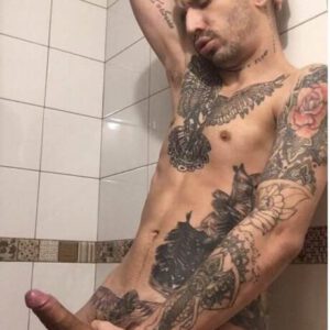 Chico tatuado y sexy disponible para follar duro