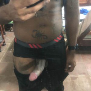 Chico joven mulato de La Habana con ganas de dar placer con gran pinga
