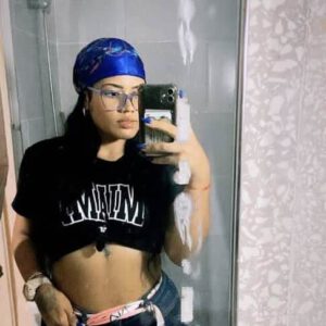 Hermosa mulata de pelo rizo con buenas nalgas y lindas tetas