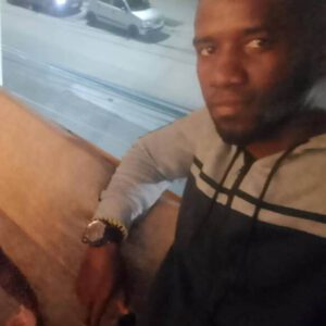 Chico sociable dispuesto hacer pasar Buenos ratos
