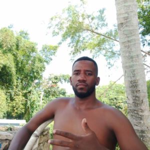 Chico sociable dispuesto hacer pasar Buenos ratos solo chicas