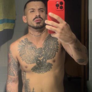 Tatuado sexy disponible para pasar un buen rato