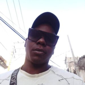 Chico brindando servicios a damas