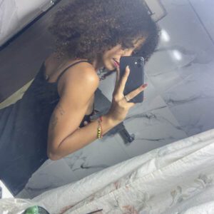 Chica curiosa de 20 años , pelo rizo , sexy , lindas curvas lista para dar citas